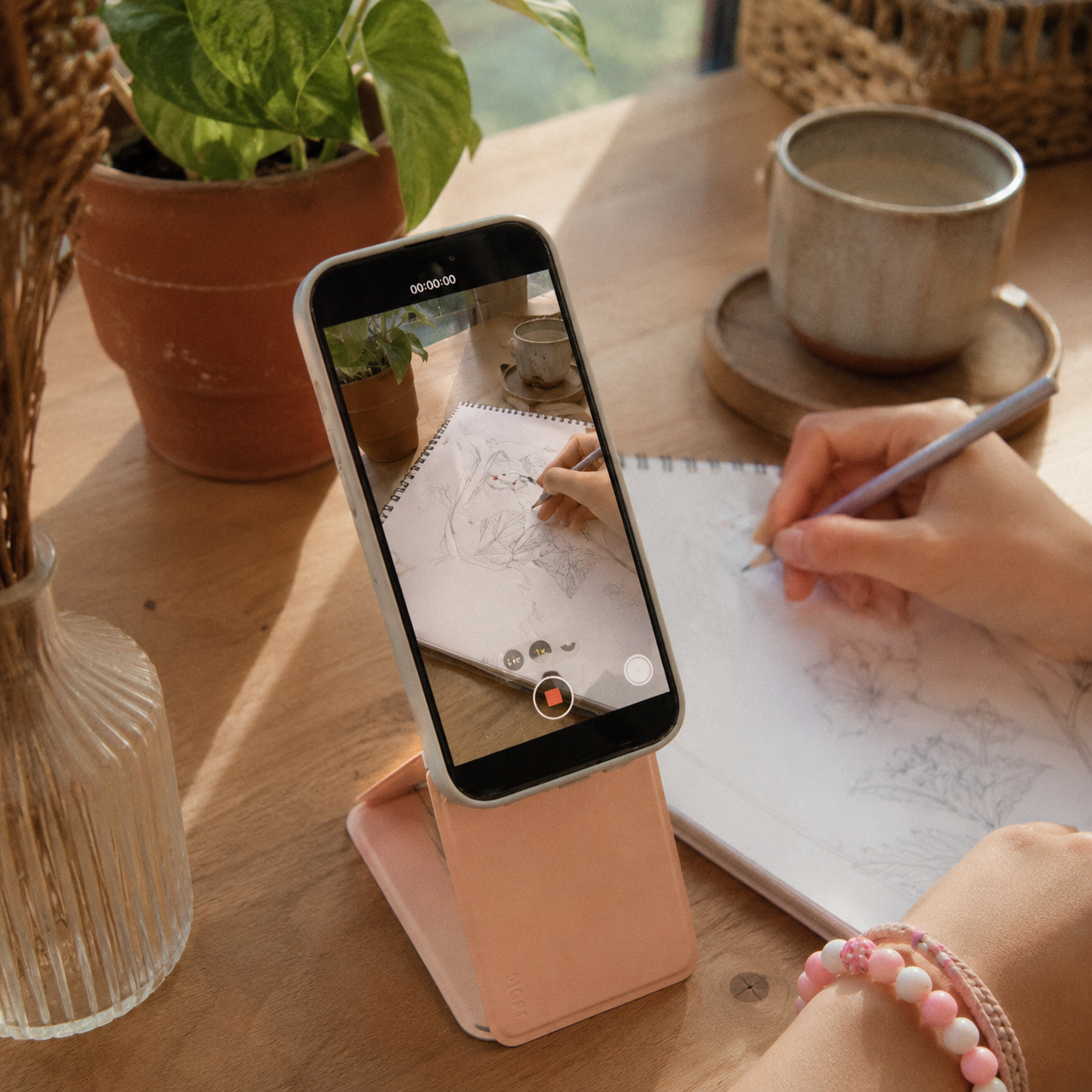 MagWallet usado como soporte magnético en un iPhone